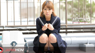 Fu Sazanami in uniforme da scolaretta giapponese