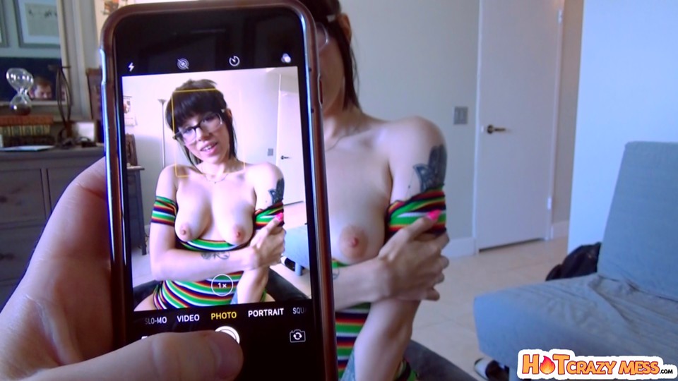 Prima manda dei selfie nuda e poi si fa iautare dal fratellastro